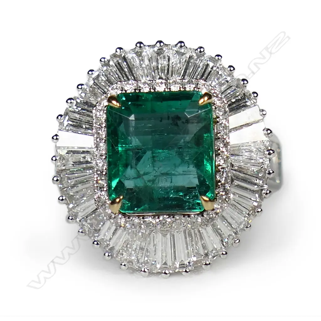 An 18ct white gold emerald and diamond ballerina ring, Image 1++