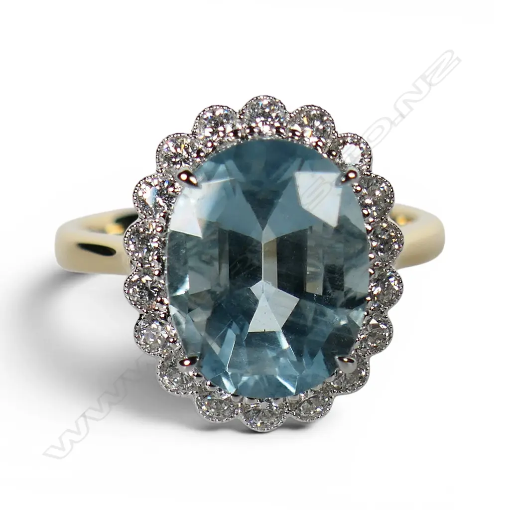 An 18ct gold aquamarine and diamond ring, Image 1++