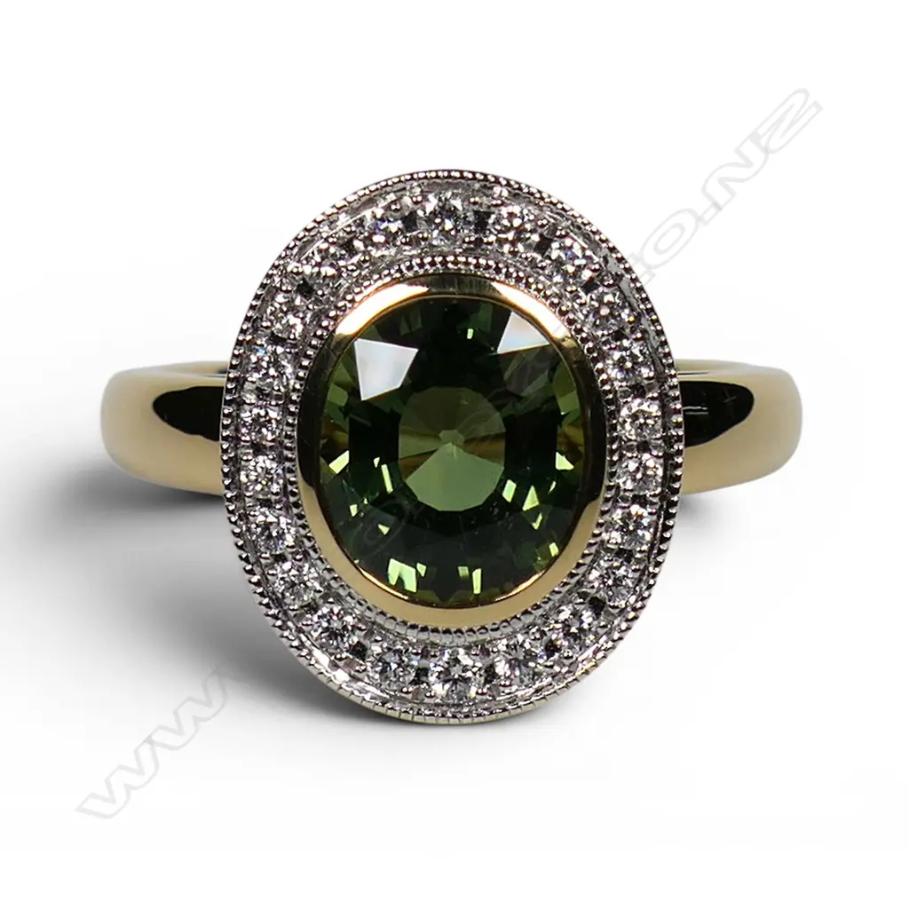 An 18ct gold green sapphire and diamond ring, Image 1++