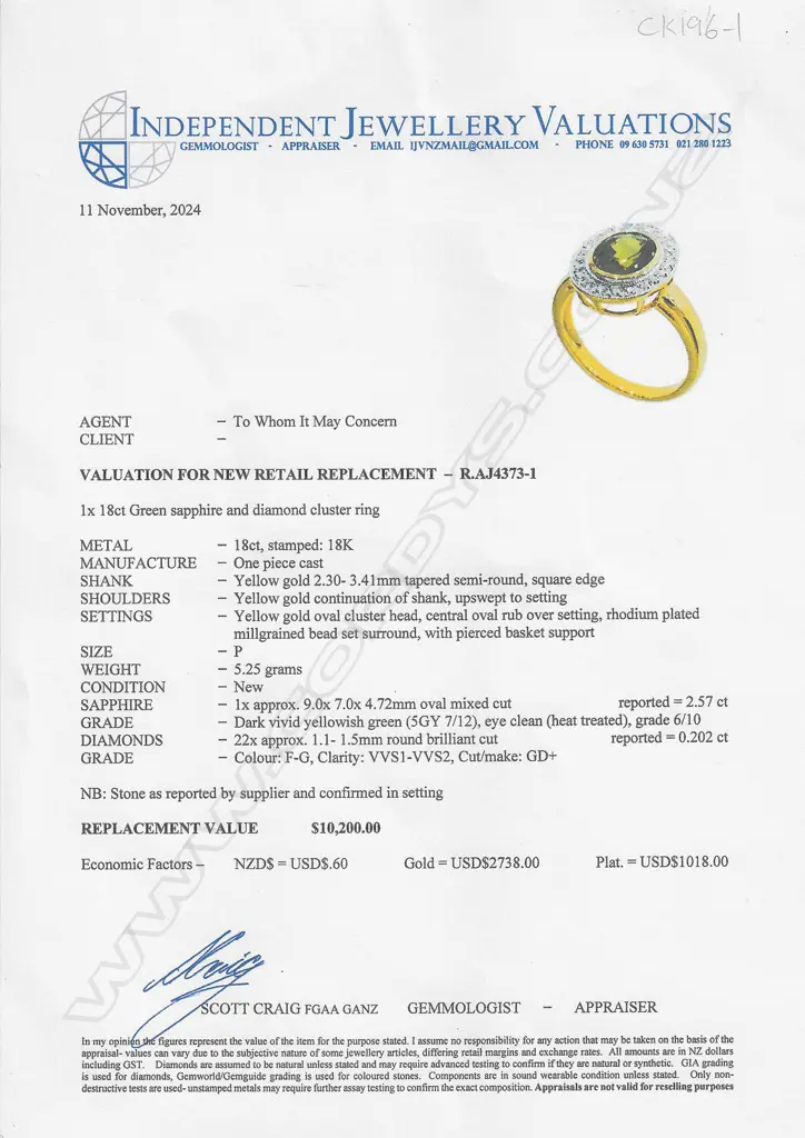 An 18ct gold green sapphire and diamond ring, Image 1++