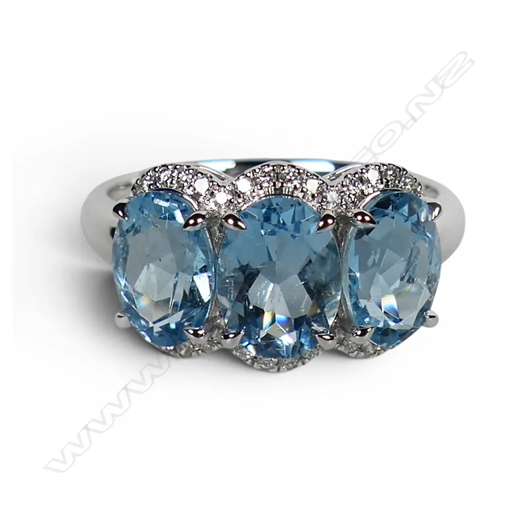 An 18ct white gold aquamarine and diamond ring, Image 1++