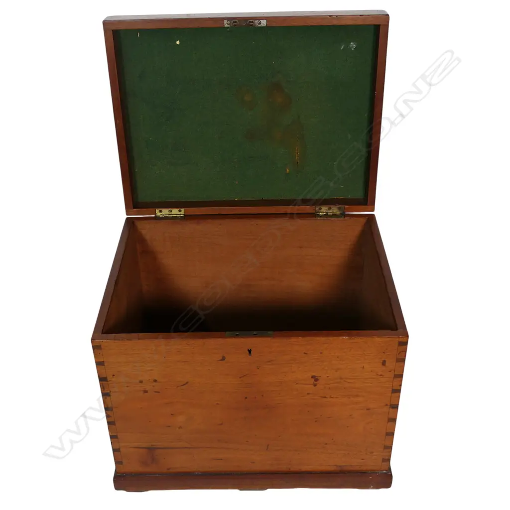 An 19thC mahogany square chest, Image 1++