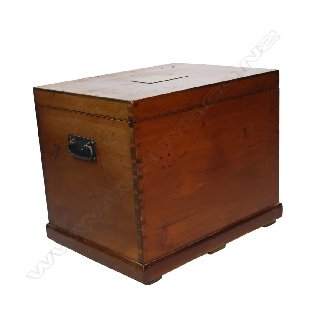 An 19thC mahogany square chest, Image 1++