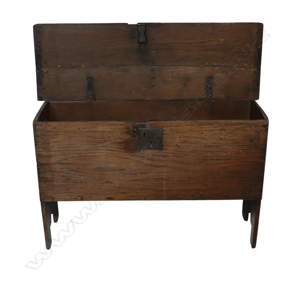 A small 18thC country oak chest, Image 1++