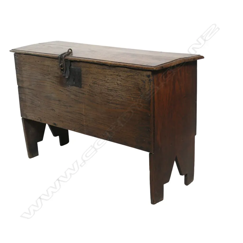 A small 18thC country oak chest, Image 1++