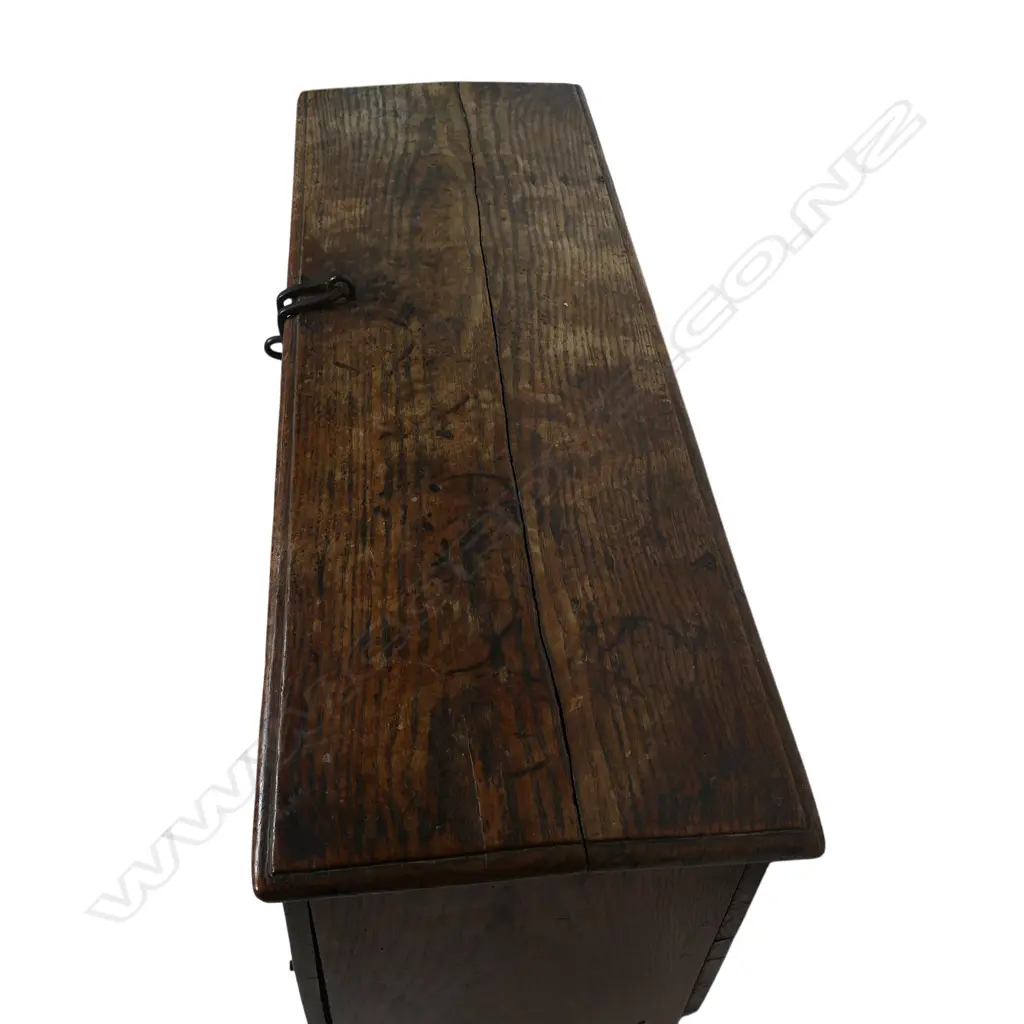 A small 18thC country oak chest, Image 1++