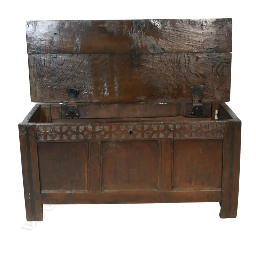 An early 18thC oak coffer, Image 1++