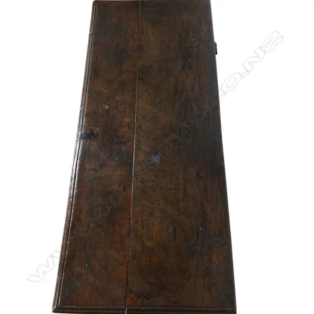 An early 18thC oak coffer, Image 1++