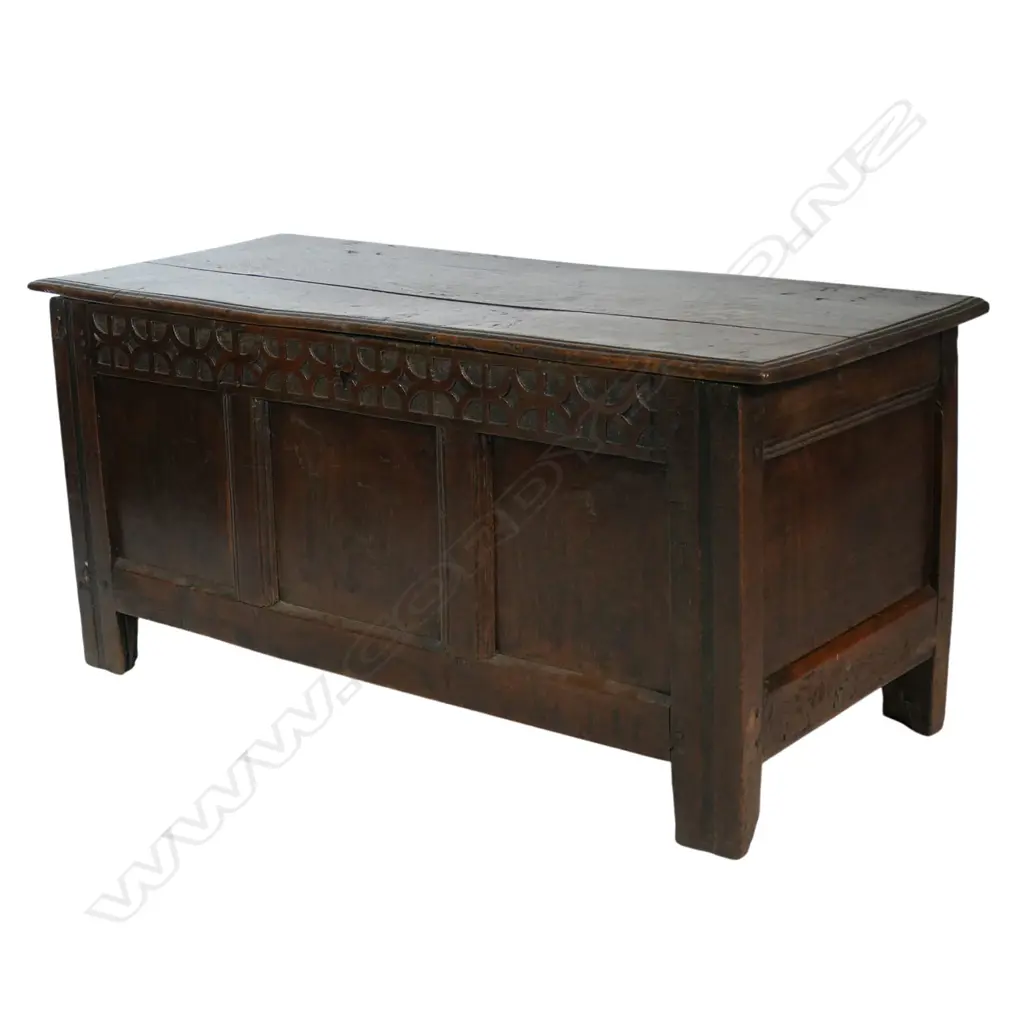 An early 18thC oak coffer, Image 1++