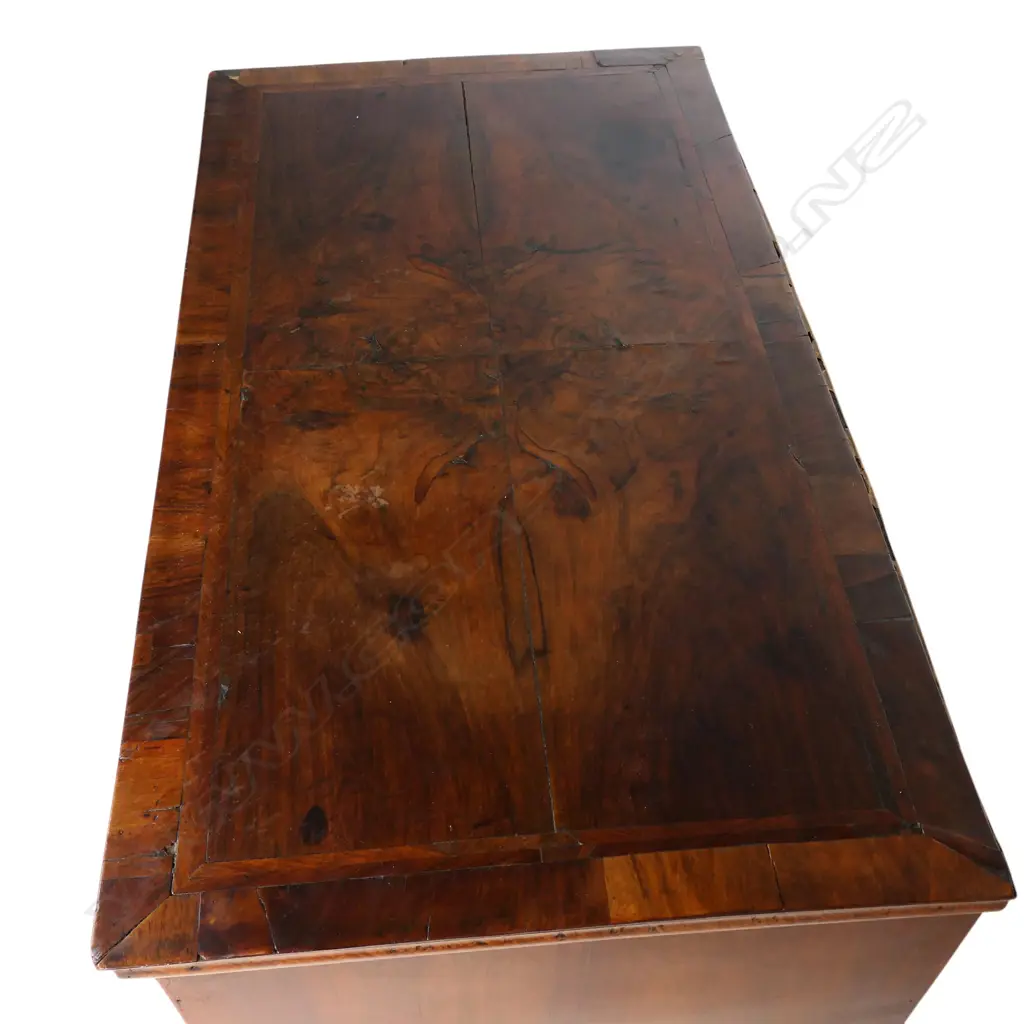 A George II walnut chest of drawers, Image 1++