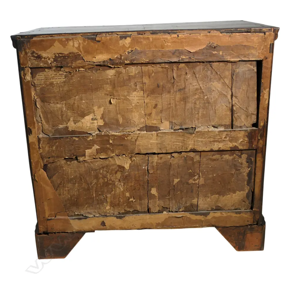 A George II walnut chest of drawers, Image 1++