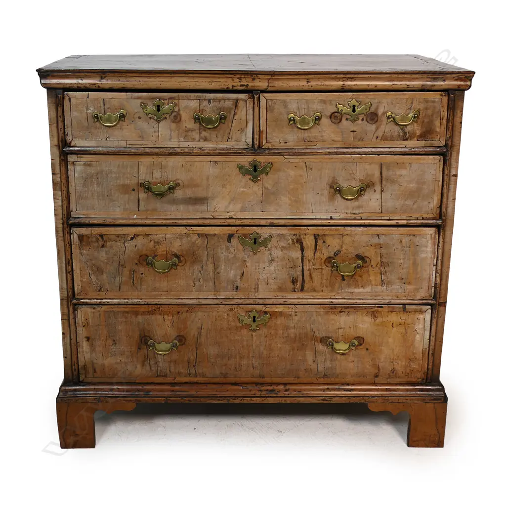 A George II walnut chest of drawers, Image 1++