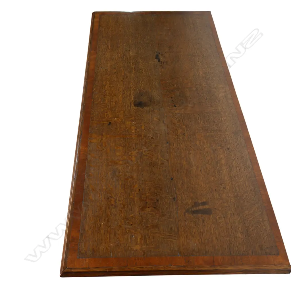 A Georgian oak chest of drawers, Image 1++