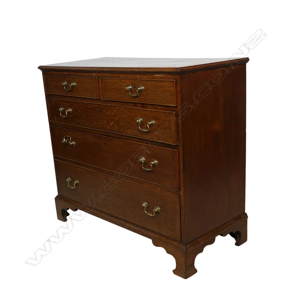 A Georgian oak chest of drawers, Image 1++