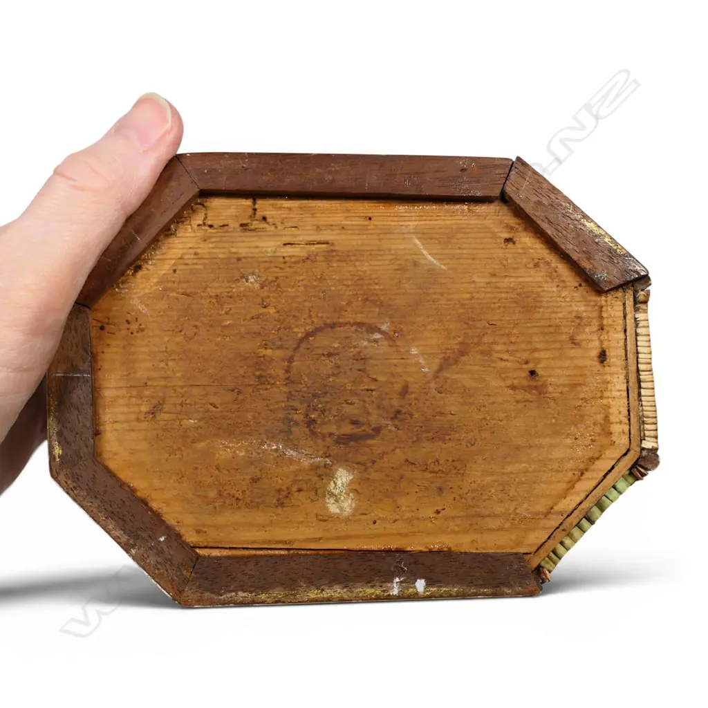 A rare 18thC quillwork tea caddy, Image 1++