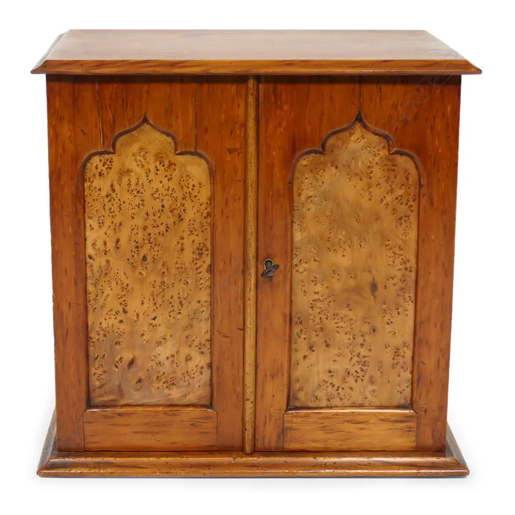 A colonial mottled kauri apprentice chest, Image 1++
