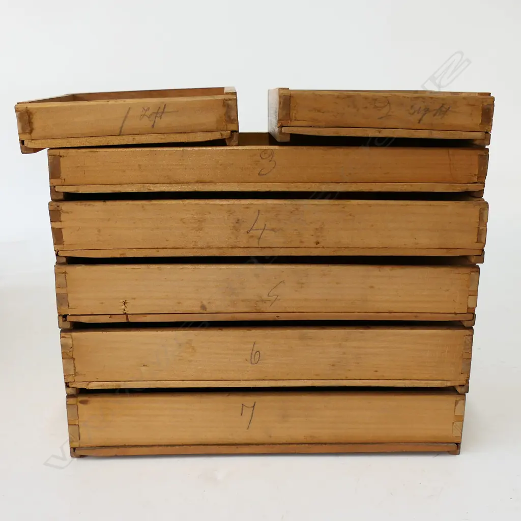 A colonial mottled kauri apprentice chest, Image 1++
