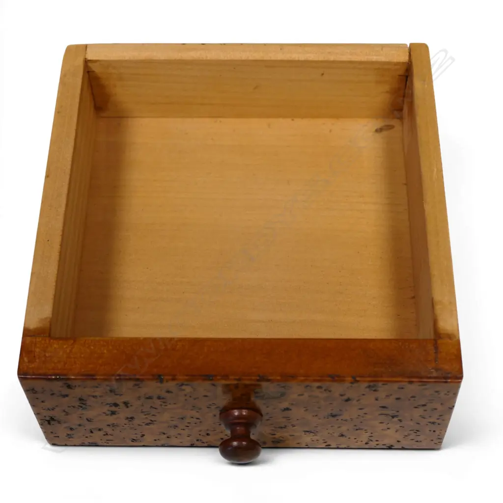 A late 20thC mottled kauri apprentice chest, Image 1++
