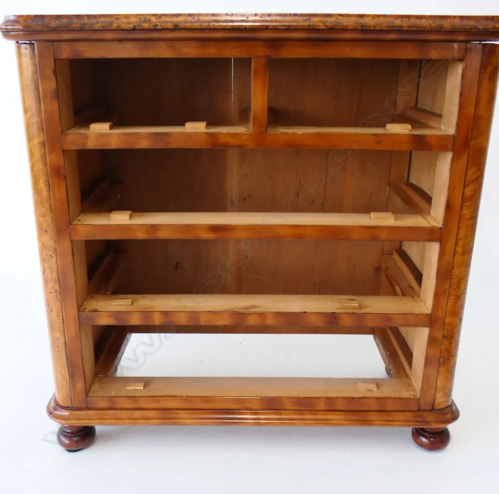 A late 20thC mottled kauri apprentice chest, Image 1++