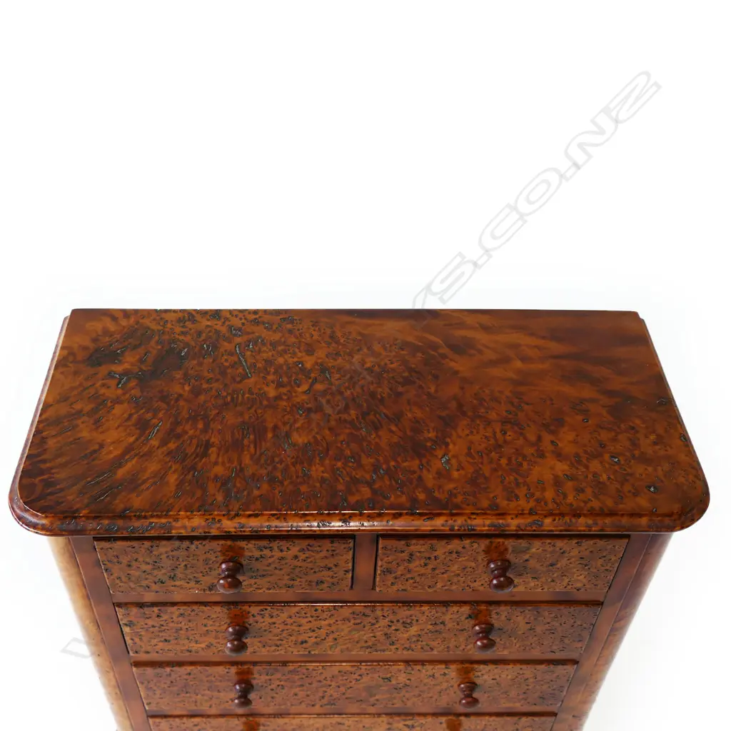 A late 20thC mottled kauri apprentice chest, Image 1++