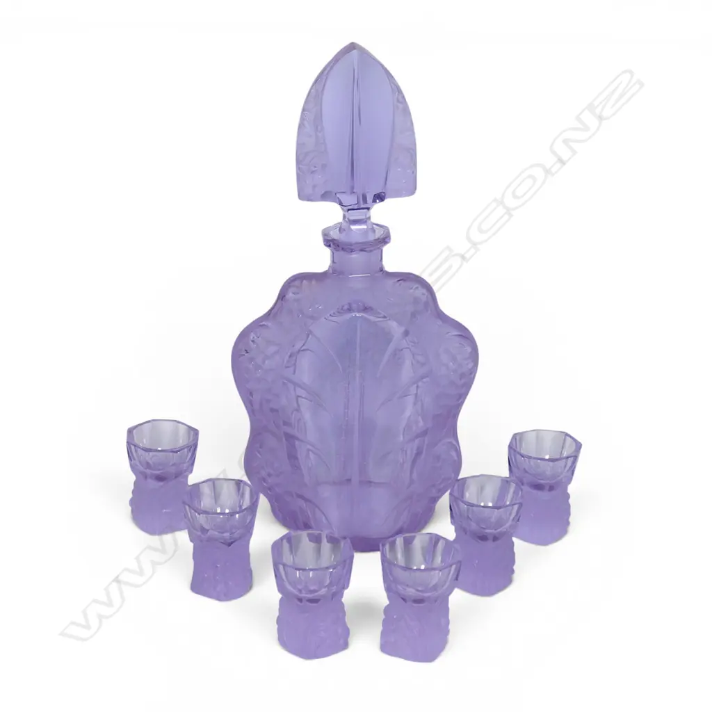 A Czechoslovakian Art Deco alexandrite glass decanter and glasses, Image 1++