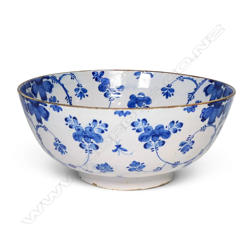 A 17thC Dutch tin glaze blue and white bowl, Image 1++