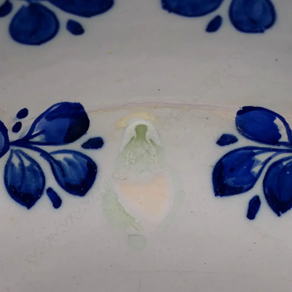 A 17thC Dutch tin glaze blue and white bowl, Image 1++