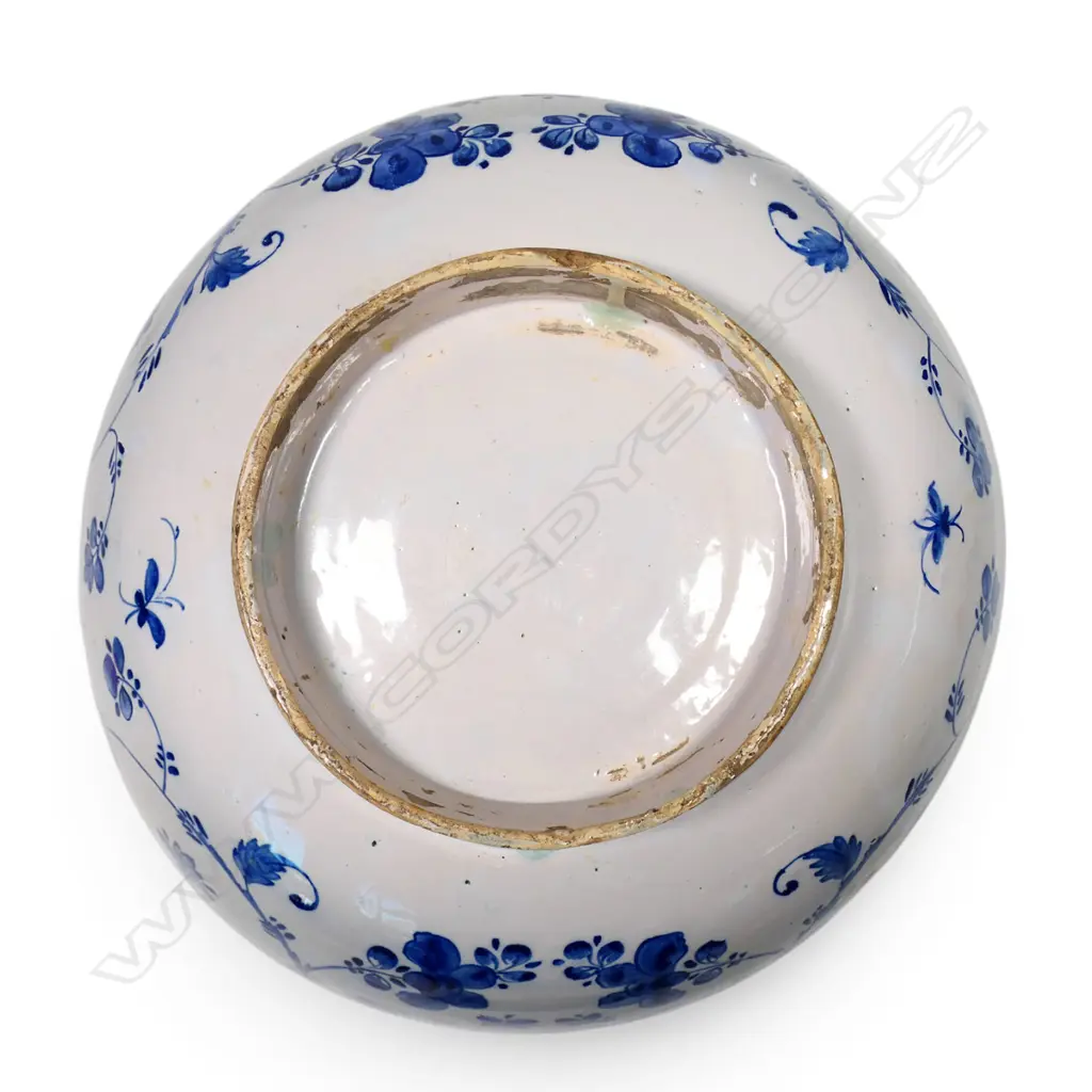 A 17thC Dutch tin glaze blue and white bowl, Image 1++