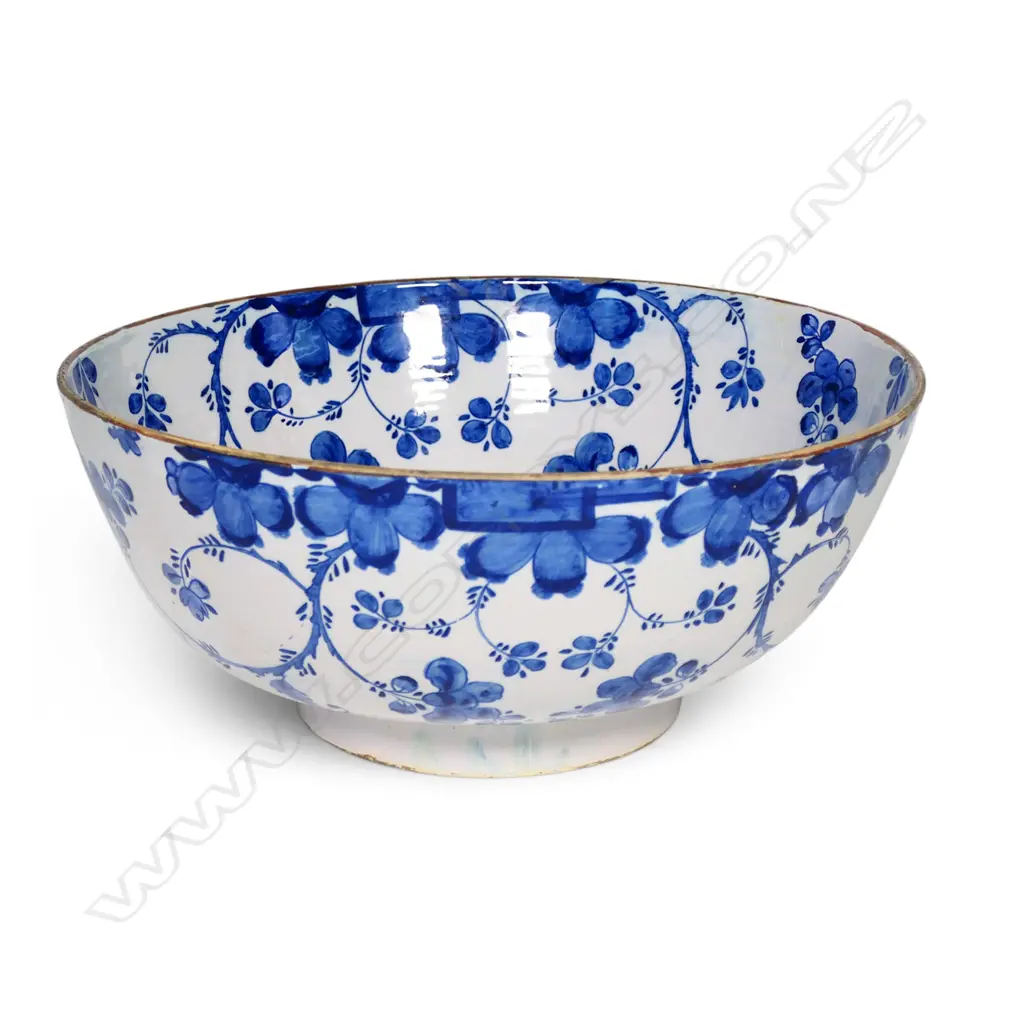 A 17thC Dutch tin glaze blue and white bowl, Image 1++