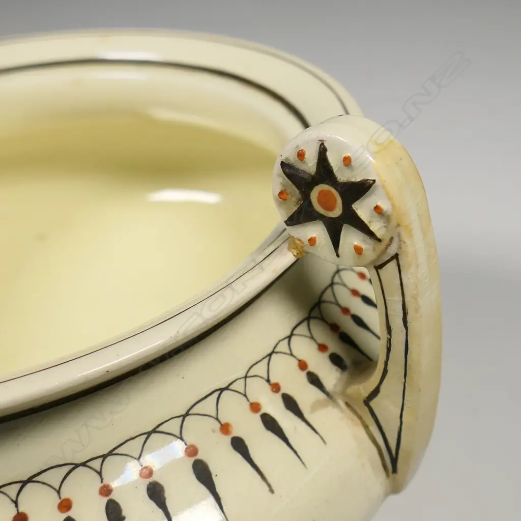 A pair of 18thC creamware lidded potpourri pots, Image 1++