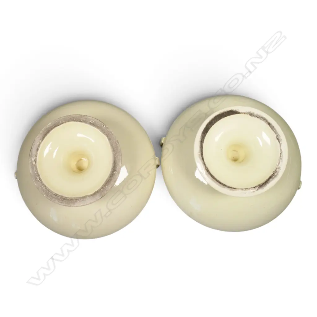A pair of 18thC creamware lidded potpourri pots, Image 1++