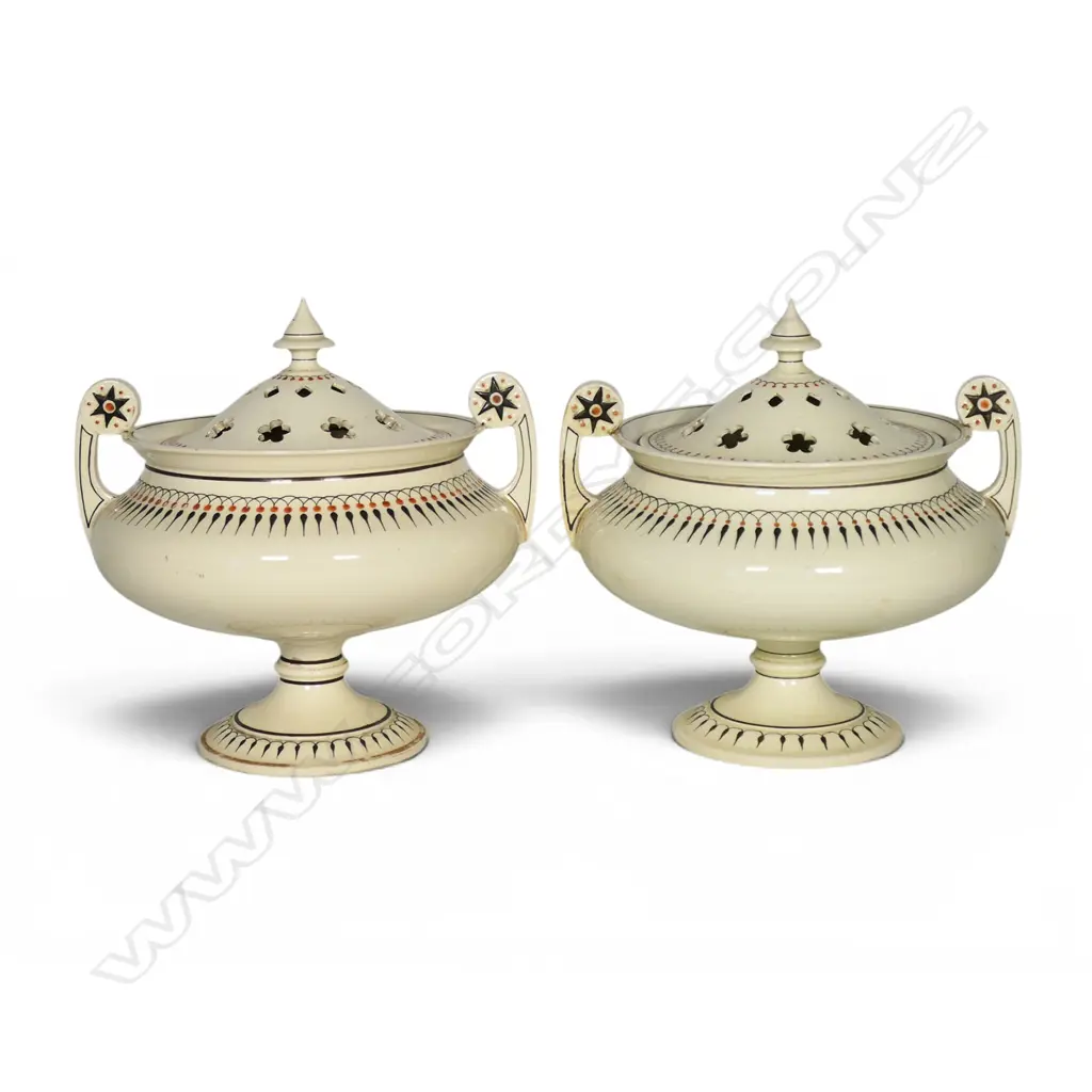 A pair of 18thC creamware lidded potpourri pots, Image 1++