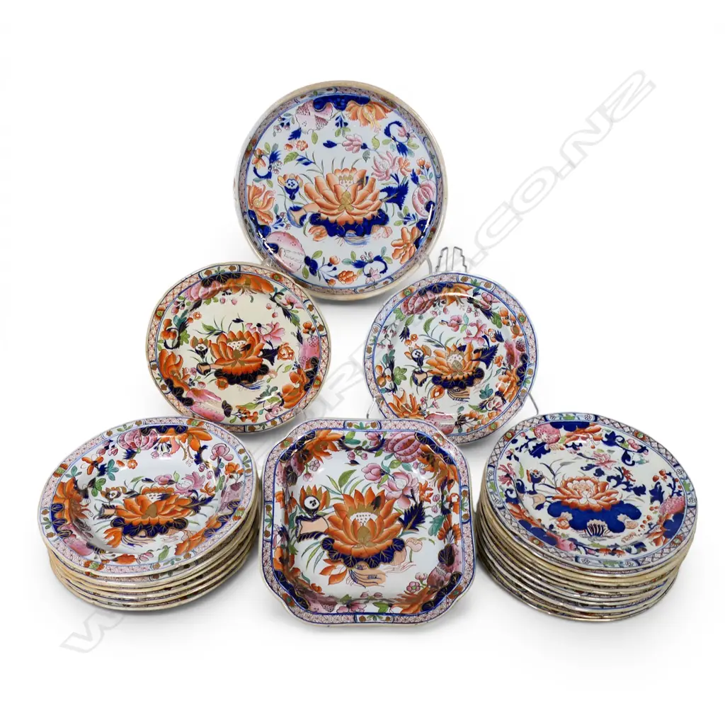 A George III / George IV Mason’s Ironstone uncommon ‘Water Lily’ Pattern china set of twenty-two plates and bowls, Image 1++