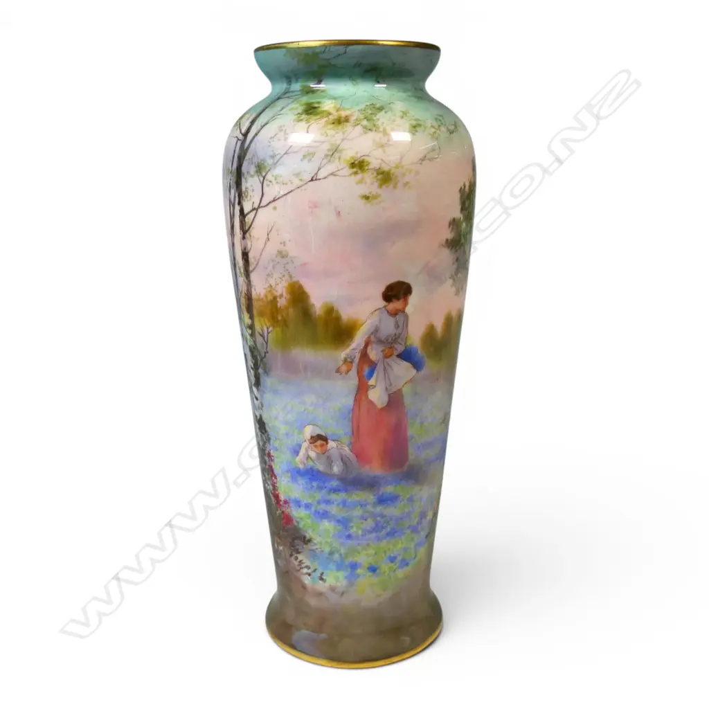 A Royal Doulton porcelain vase, Image 1++