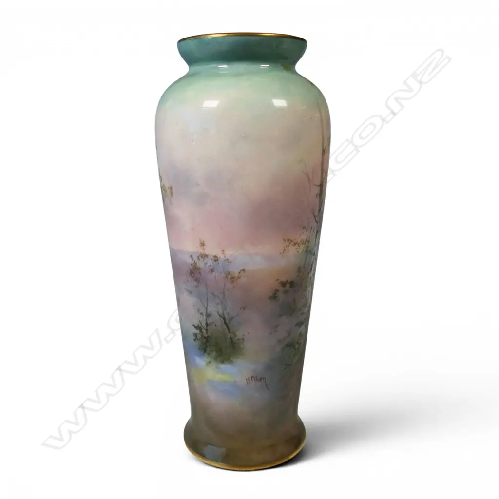 A Royal Doulton porcelain vase, Image 1++
