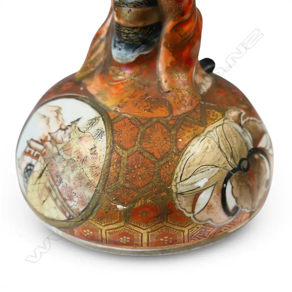A pair of 19thC Japanese Kutani lidded urns, Image 1++