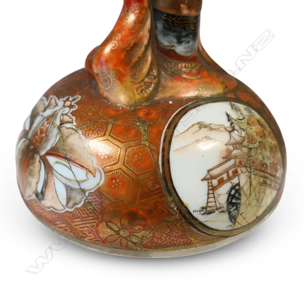 A pair of 19thC Japanese Kutani lidded urns, Image 1++