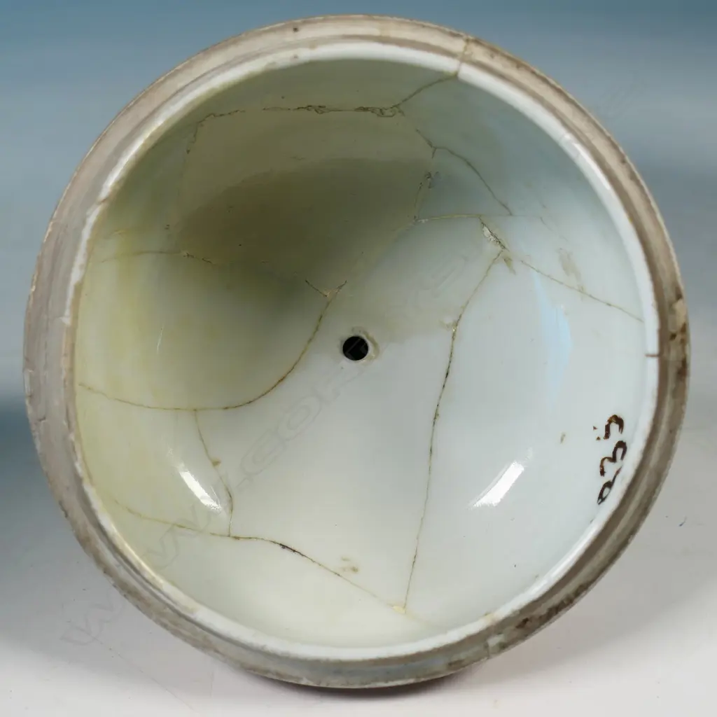 A pair of 19thC Japanese Kutani lidded urns, Image 1++
