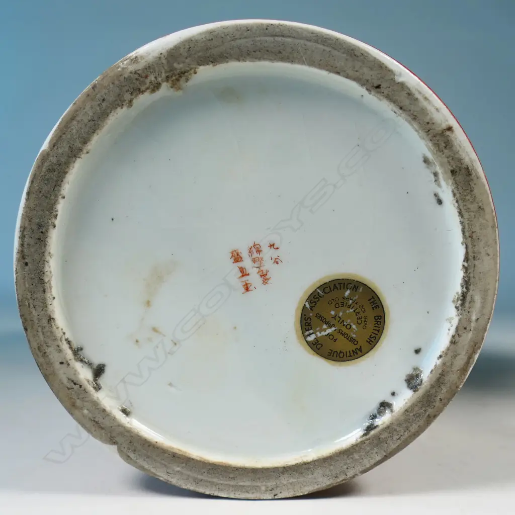 A pair of 19thC Japanese Kutani lidded urns, Image 1++