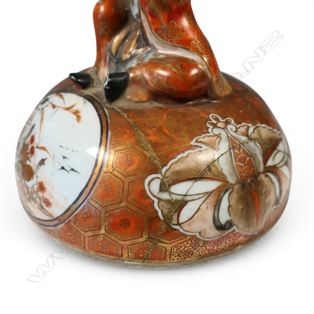 A pair of 19thC Japanese Kutani lidded urns, Image 1++
