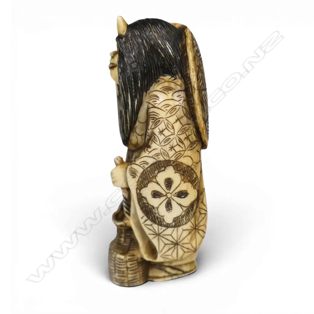 An early 20thC Japanese carved ivory okimono figure of a revolving head Noh actor, Image 1++