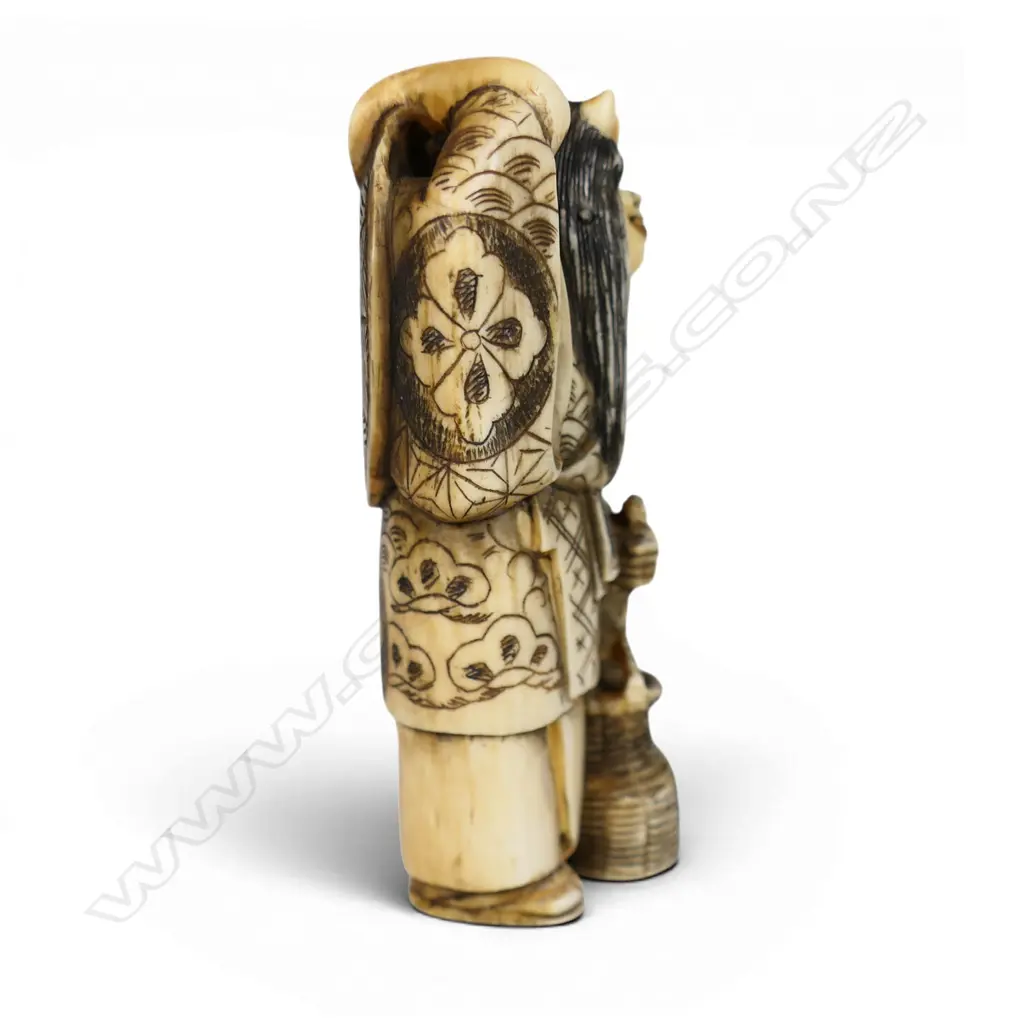 An early 20thC Japanese carved ivory okimono figure of a revolving head Noh actor, Image 1++