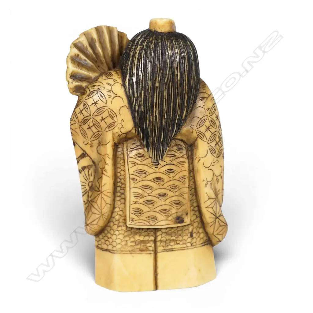 An early 20thC Japanese carved ivory okimono figure of a revolving head Noh actor, Image 1++