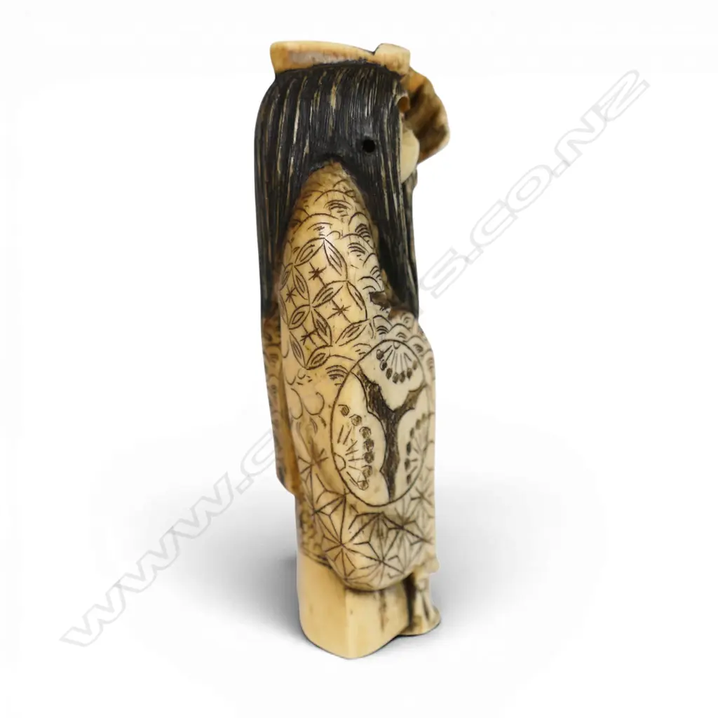 An early 20thC Japanese carved ivory okimono figure of a revolving head Noh actor, Image 1++