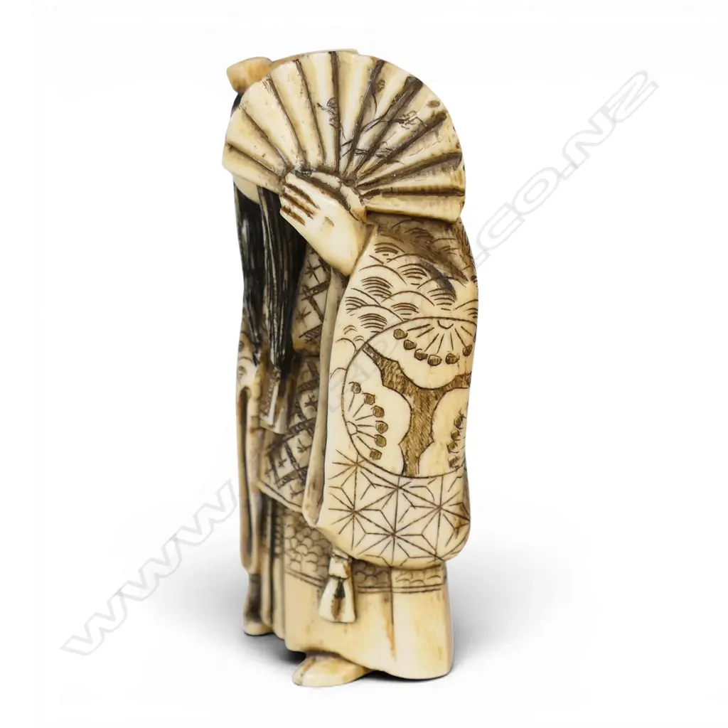 An early 20thC Japanese carved ivory okimono figure of a revolving head Noh actor, Image 1++