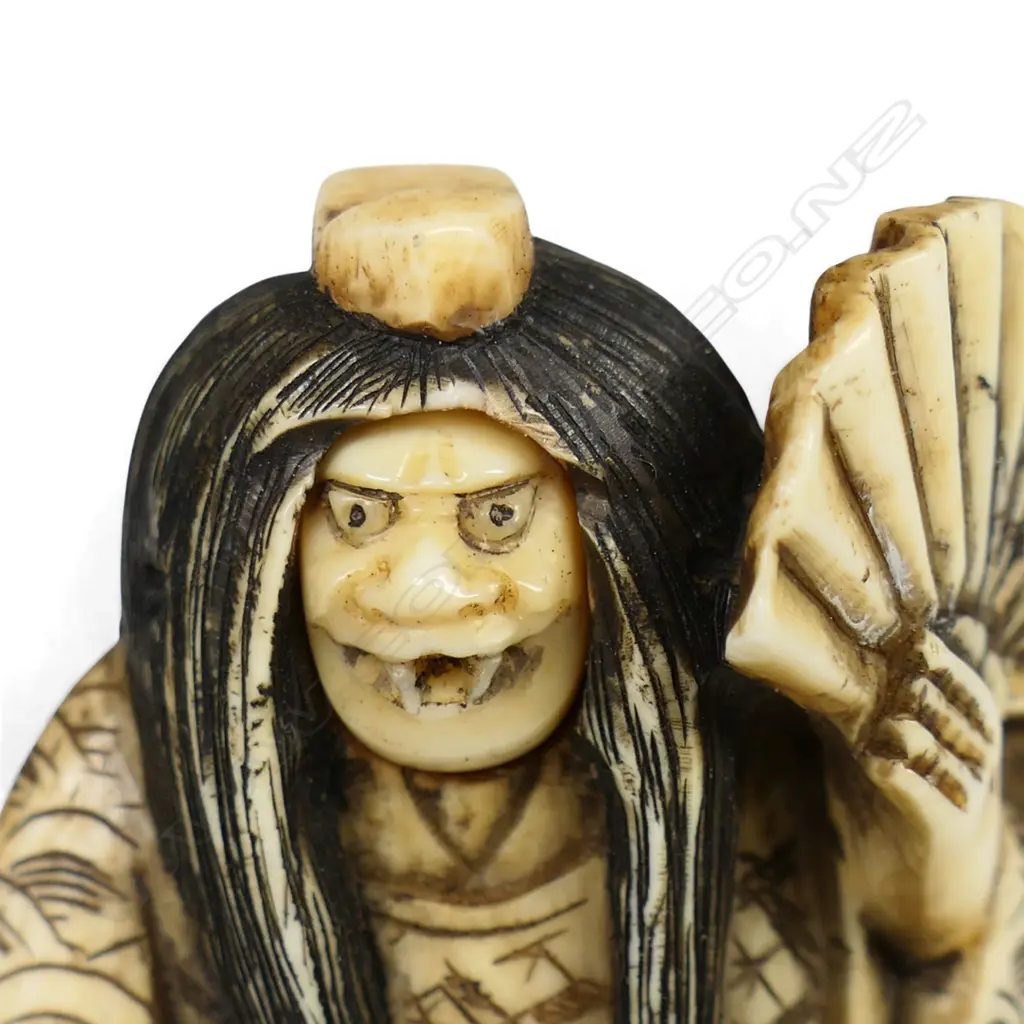 An early 20thC Japanese carved ivory okimono figure of a revolving head Noh actor, Image 1++