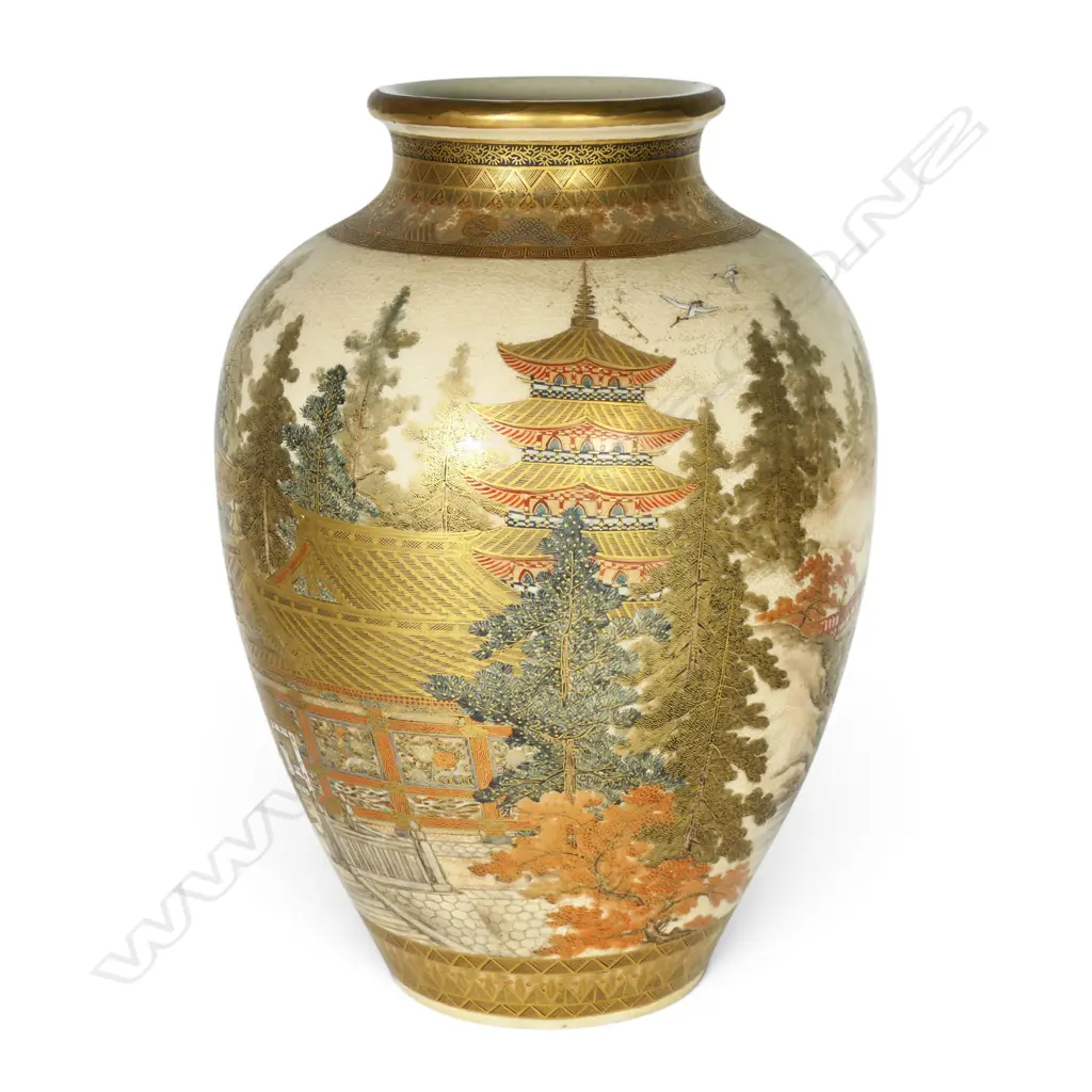 A large Meiji period Satsuma vase, Image 1++