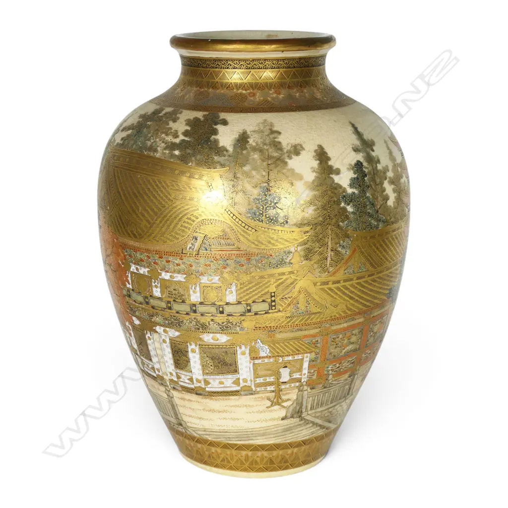 A large Meiji period Satsuma vase, Image 1++