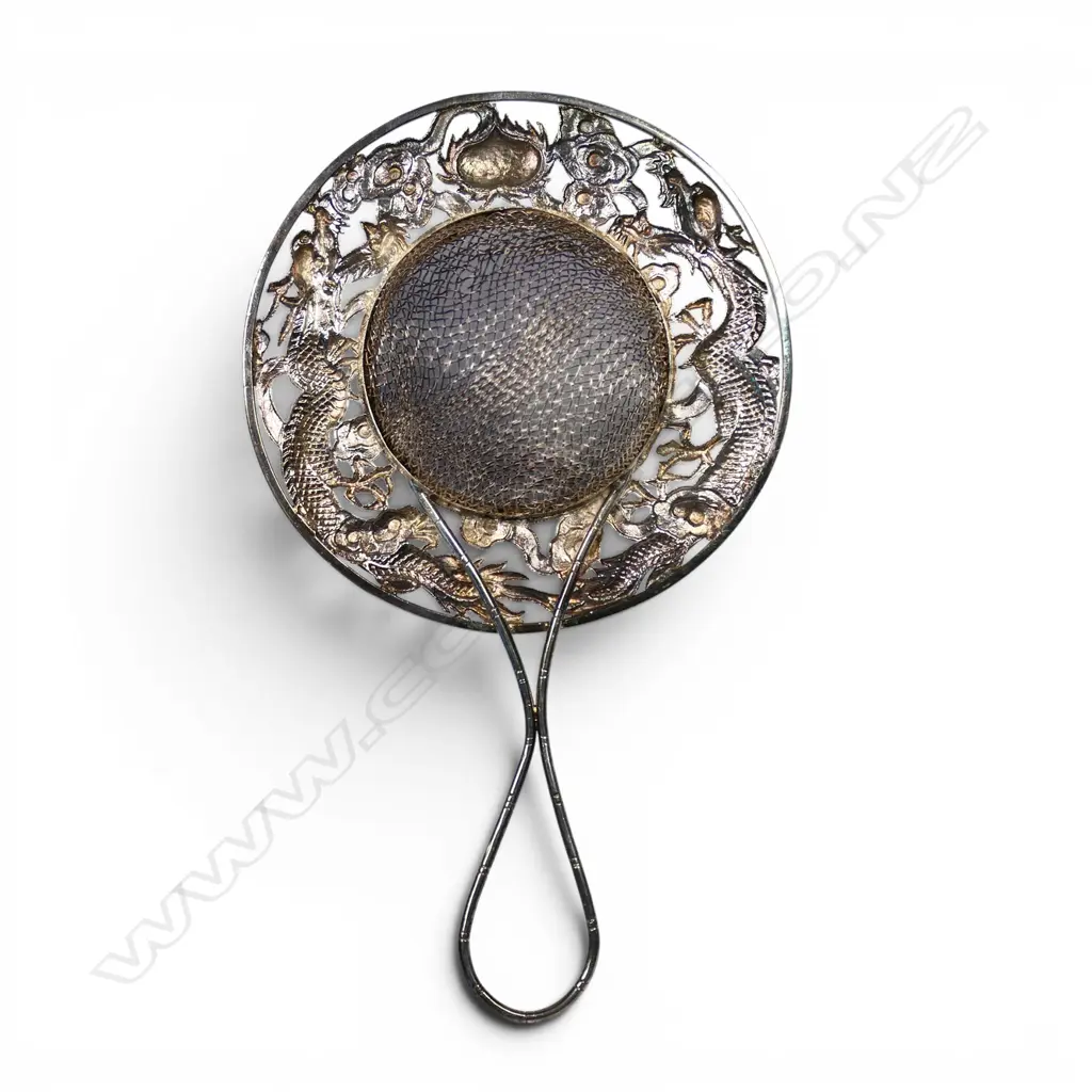 A Chinese silver dragon embossed tea strainer, Image 1++