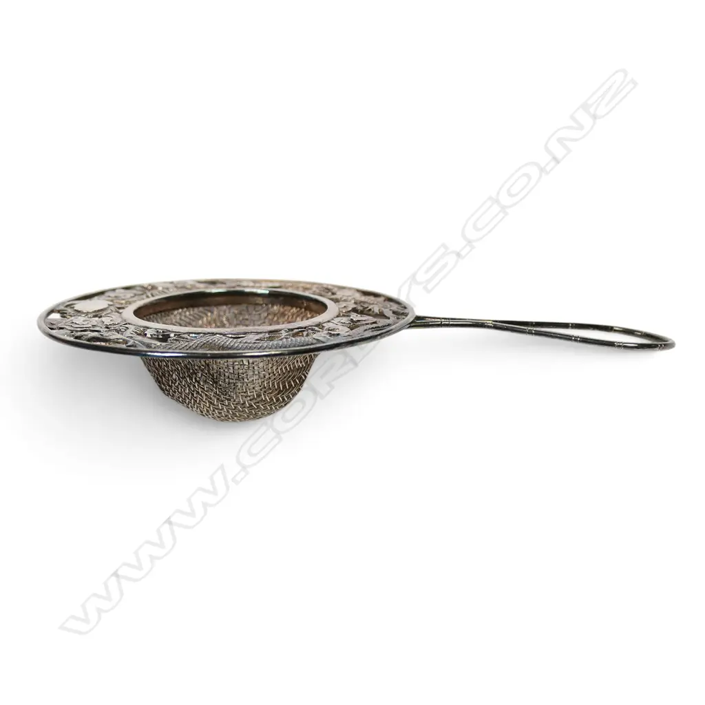 A Chinese silver dragon embossed tea strainer, Image 1++